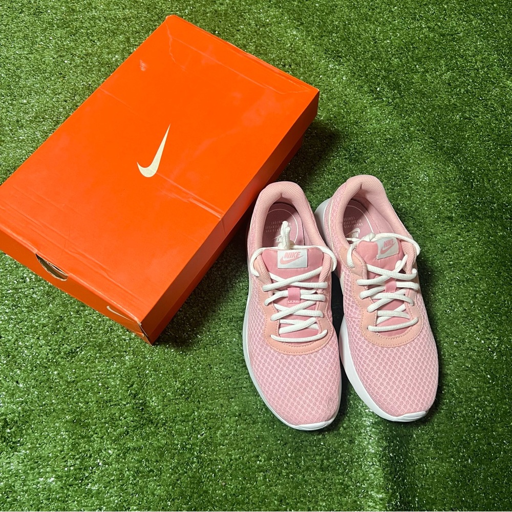 Nike Tanjun women running shoes SZ8.5